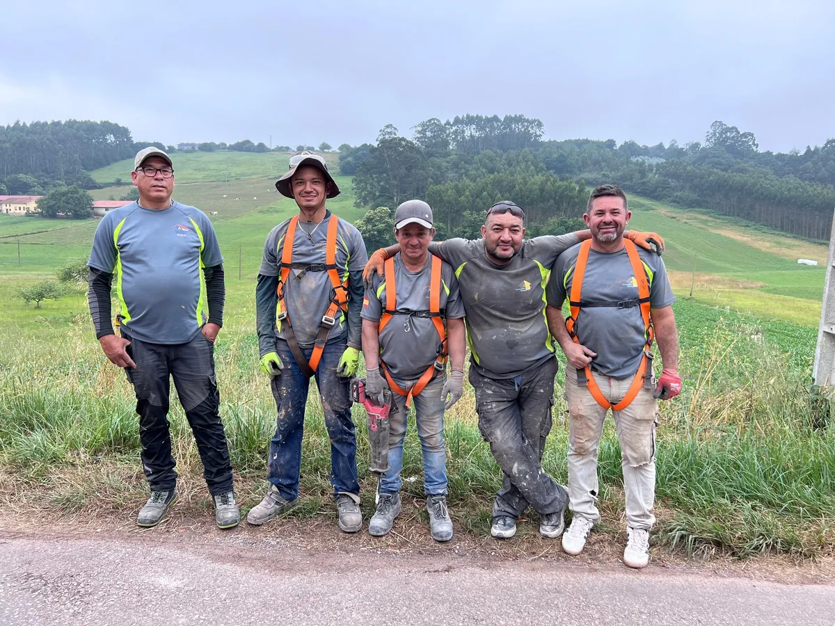 Equipo de tejadores profesionales de Construcciones Reformas Araujo, especialistas en reforma de tejados en Asturias.