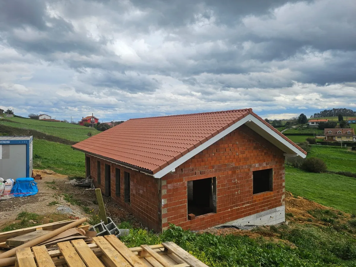 Tejado nuevo de teja cerámica con aislamiento térmico en Asturias, por Construcciones Reformas Araujo.